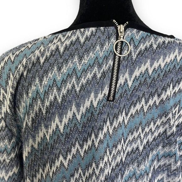 Jones New York Zig Zag Print Blue Blouse Light Weight Zipper Closure Size Medium - Picture 8 of 9